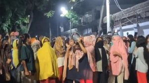 ইডেনে মধ্যরাতে ছাত্রীদের বিক্ষোভ, রাজনীতি নিষিদ্ধের দাবি